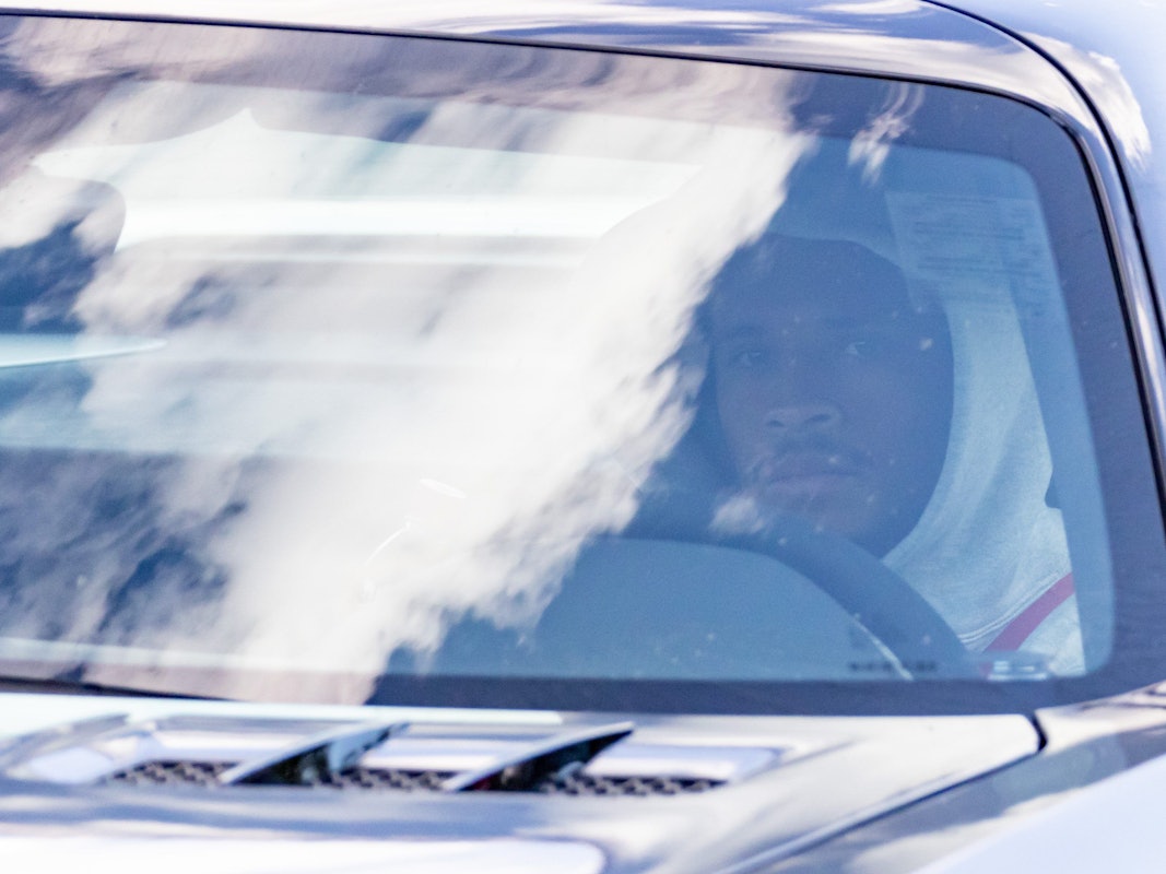 Der Spieler Leroy Sane kommt am Mannschaftsquartier «Home Ground» an.