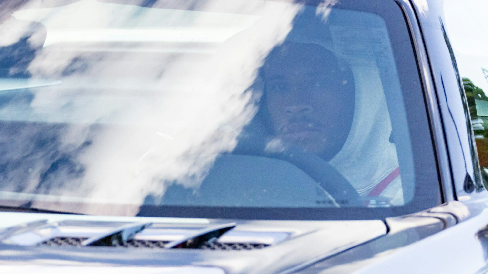 Der Spieler Leroy Sane kommt am Mannschaftsquartier «Home Ground» an.