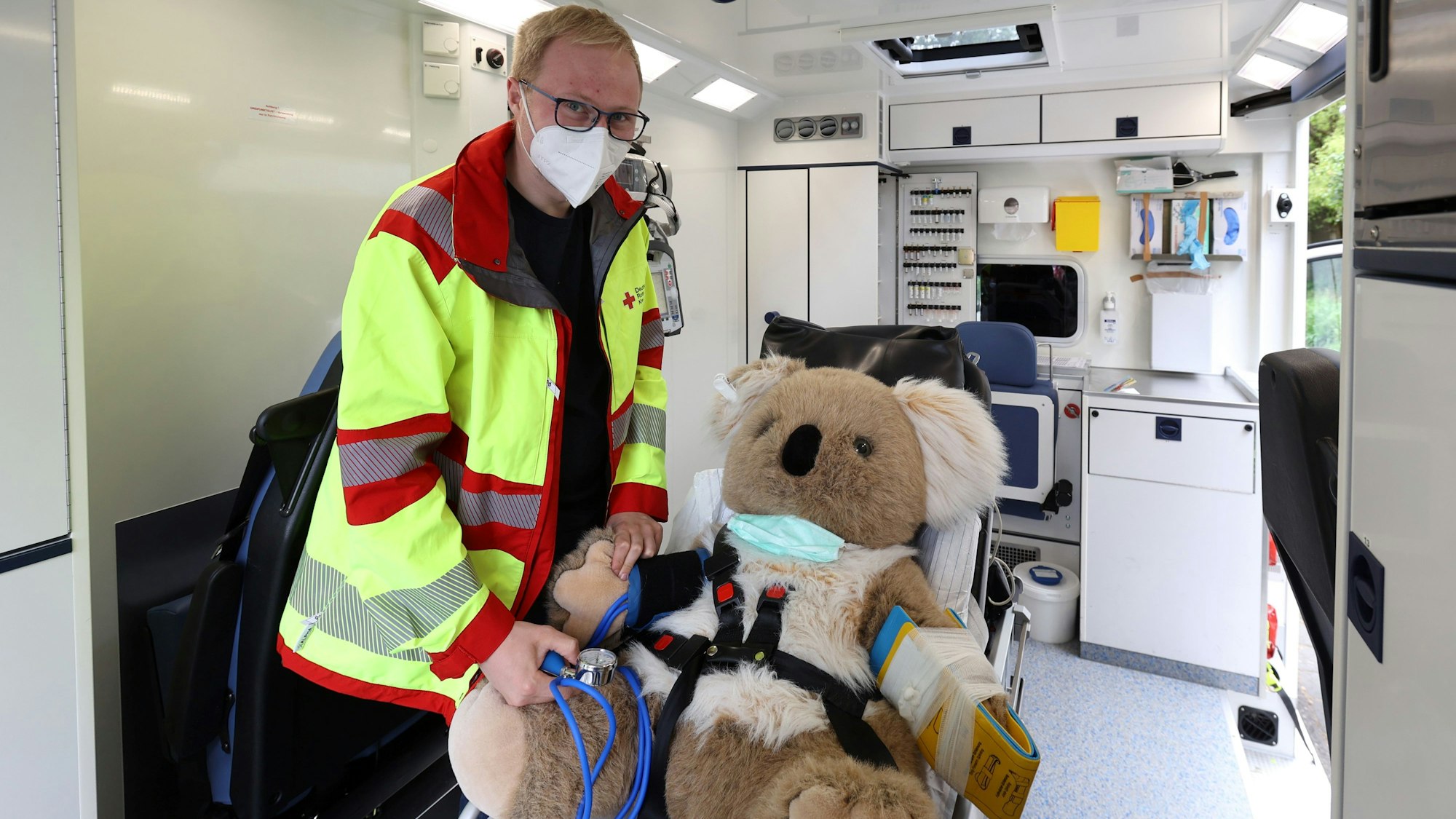 Leiter Oliver Thumbs im Rettungswagen am Kölner Teddybär-Krankenhaus