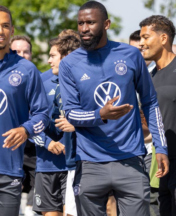 Die Spieler Thilo Kehrer (M) und Antonio Rüdiger (2.v.r.) gehen zusammen zum Training.