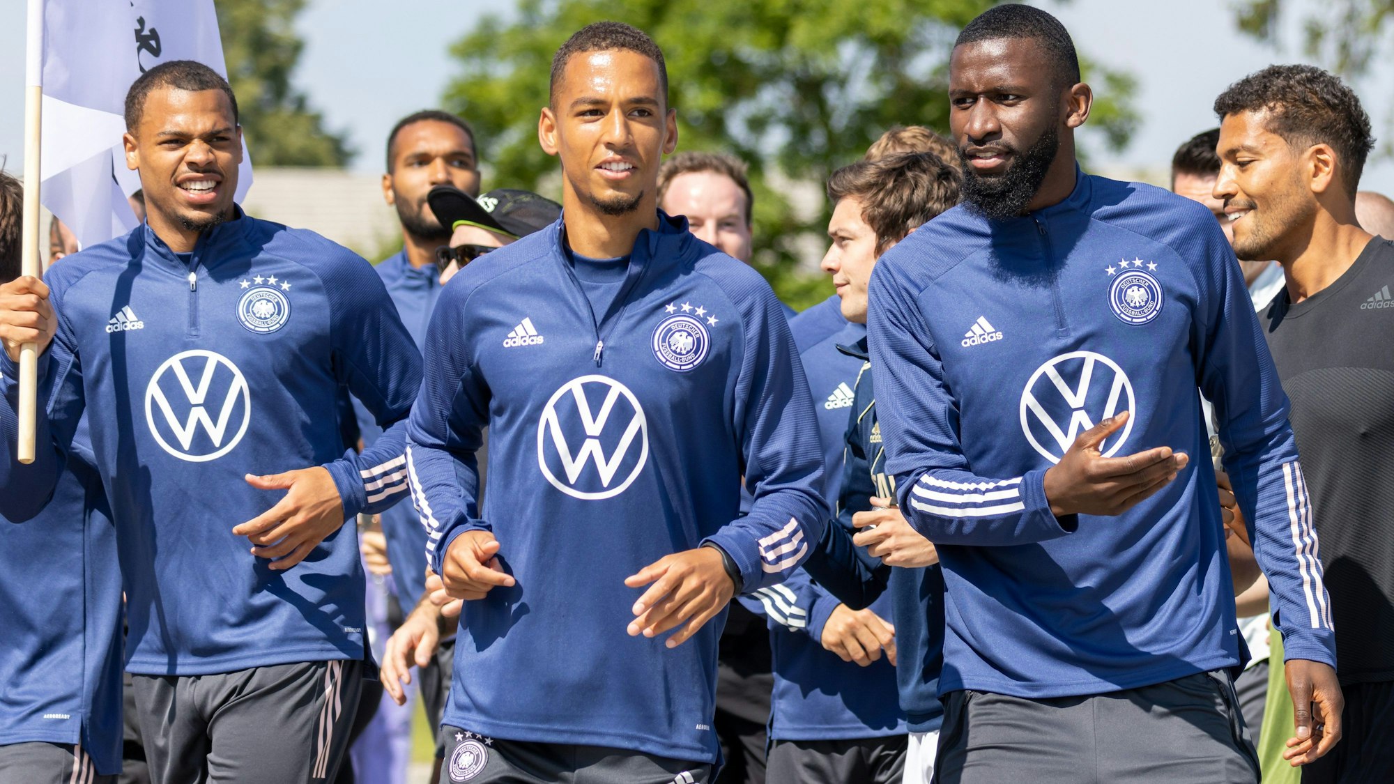 Die Spieler Thilo Kehrer (M) und Antonio Rüdiger (2.v.r.) gehen zusammen zum Training.
