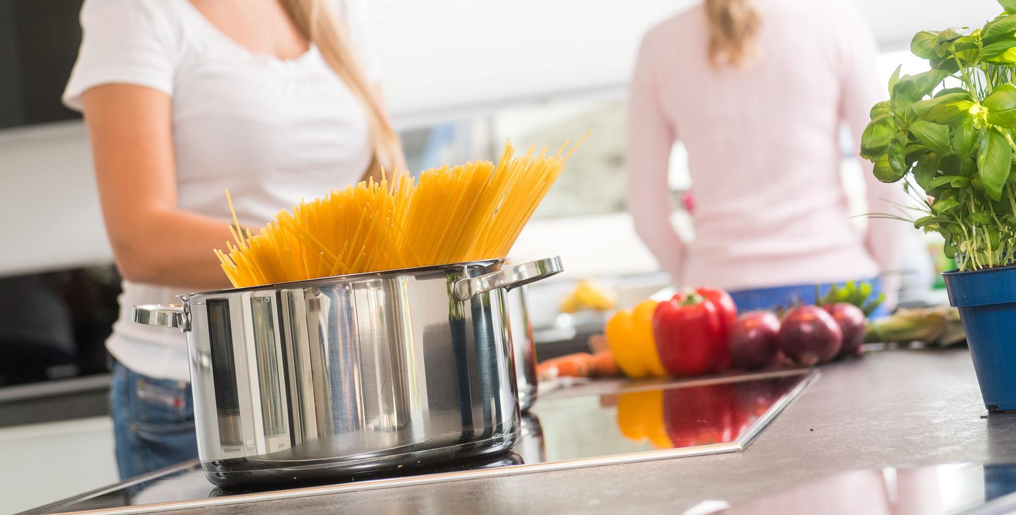 Pasta kocht auf dem Herd.