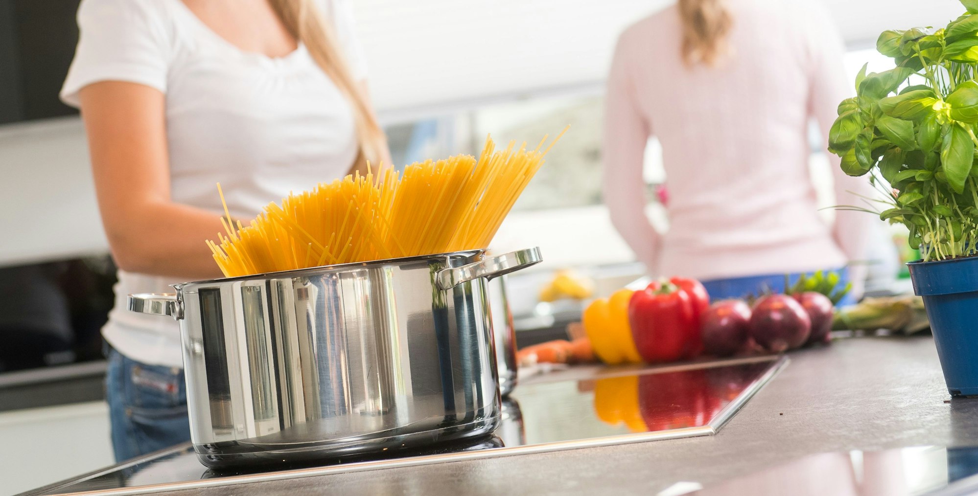Pasta kocht auf dem Herd.