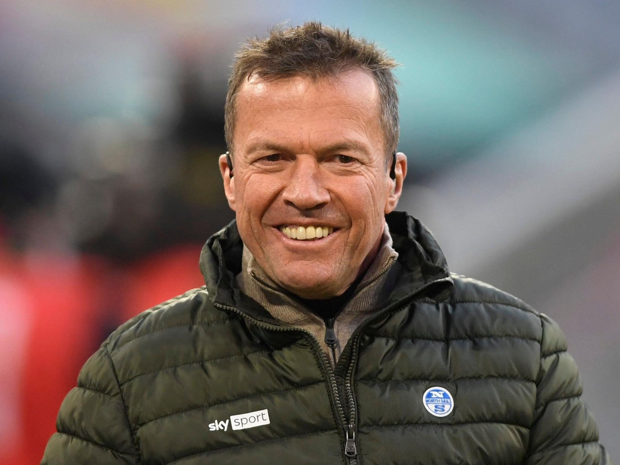 Lothar Matthäus steht lächelnd am Spielfeldrand.