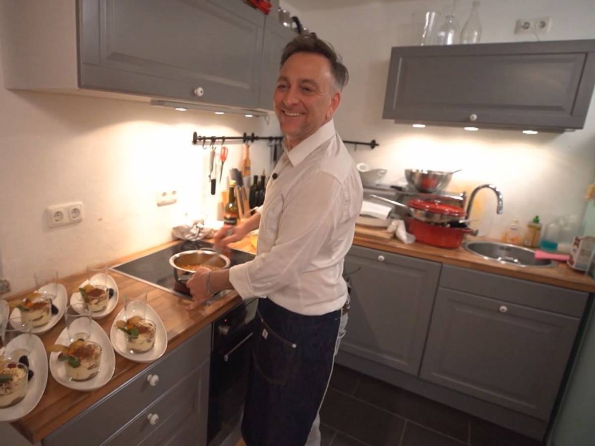 Das Foto zeigt den Das perfekte Dinner-Teilnehmer Alessandro in seiner Küche. Er ist Gastgeber am Tag 2 des perfektes Dinner im Allgäu (TV-Ausstrahlung: 31. Mai 2022