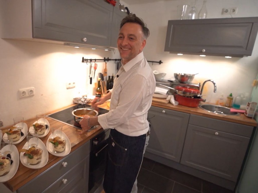 Das Foto zeigt den Das perfekte Dinner-Teilnehmer Alessandro in seiner Küche. Er ist Gastgeber am Tag 2 des perfektes Dinner im Allgäu (TV-Ausstrahlung: 31. Mai 2022