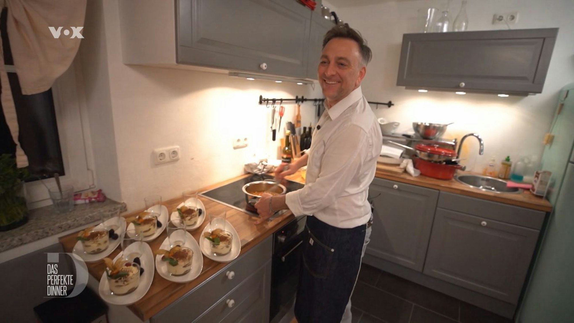 Das Foto zeigt den Das perfekte Dinner-Teilnehmer Alessandro in seiner Küche. Er ist Gastgeber am Tag 2 des perfektes Dinner im Allgäu (TV-Ausstrahlung: 31. Mai 2022