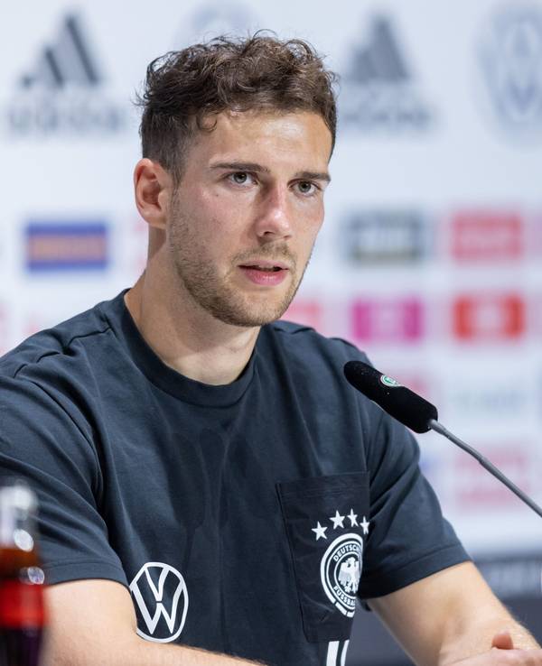 Leon Goretzka während einer Pressekonferenz nach dem Training.