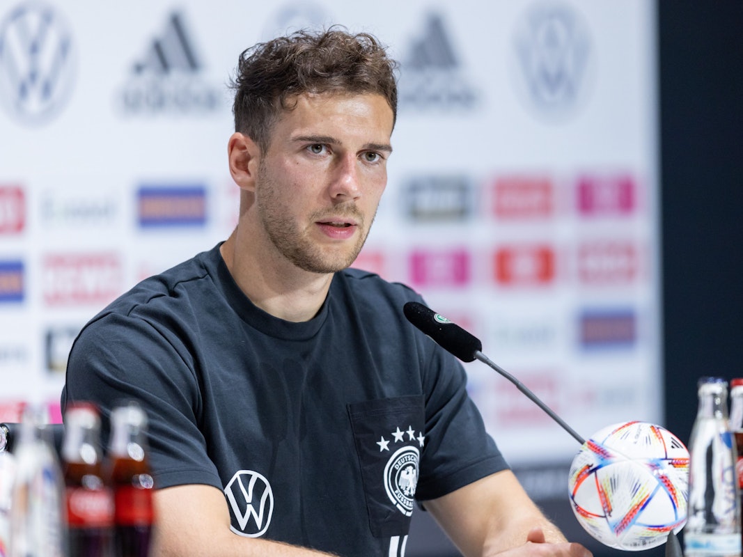 Leon Goretzka während einer Pressekonferenz nach dem Training.