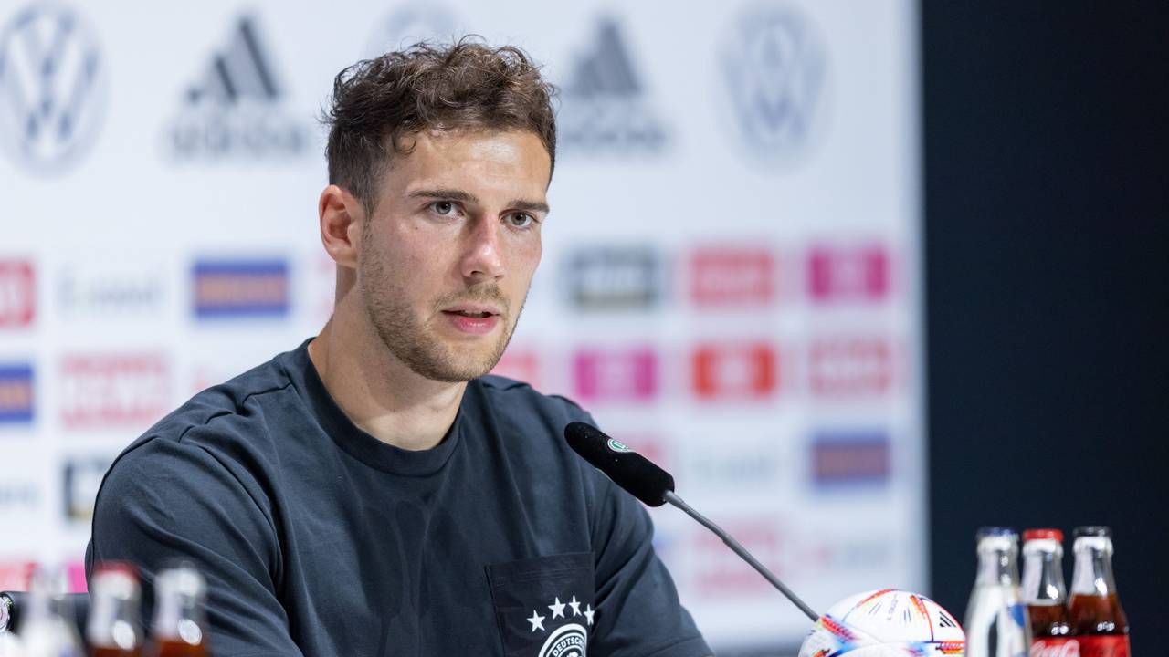 Leon Goretzka während einer Pressekonferenz nach dem Training.
