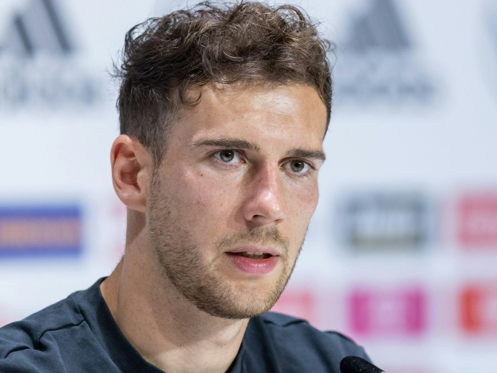 Leon Goretzka während einer Pressekonferenz nach dem Training.