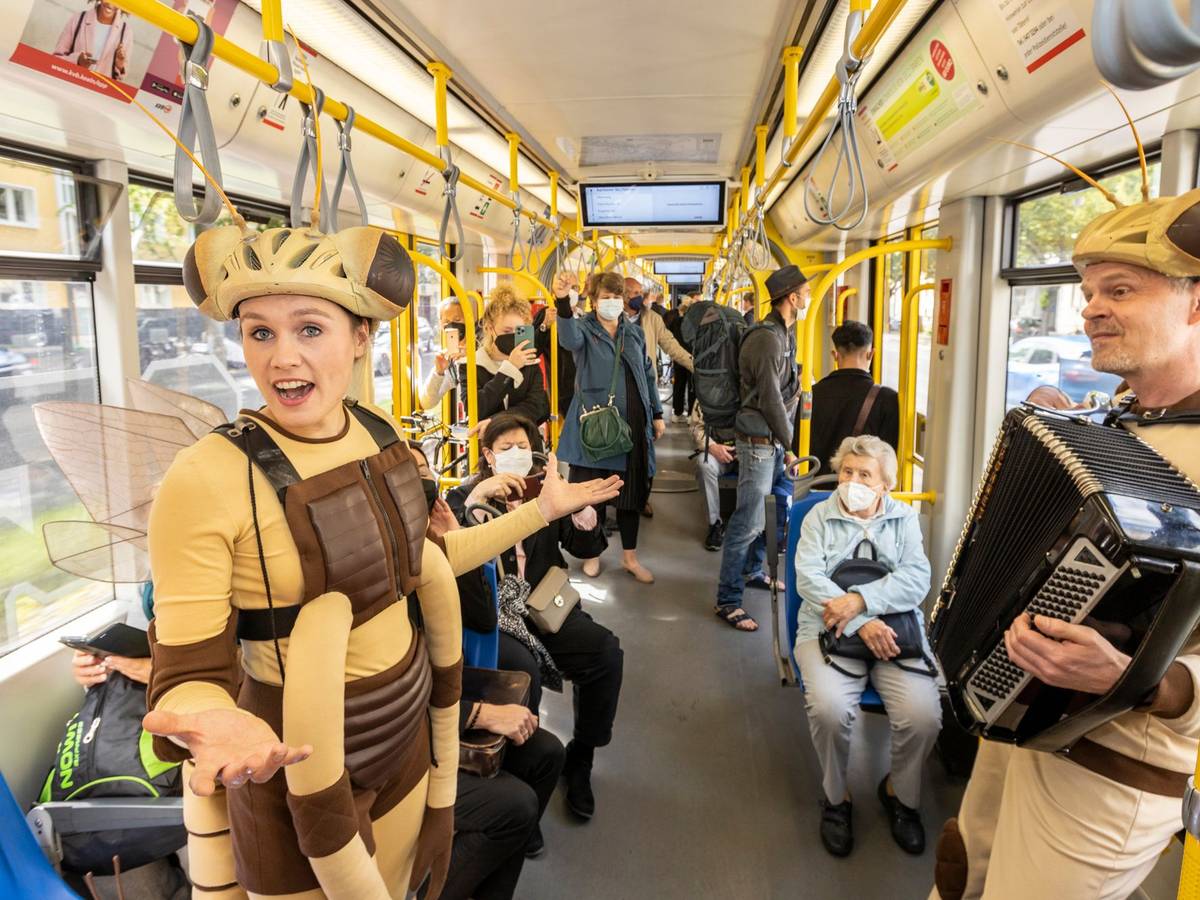 Zwei Mitglieder der Kinderoper unterhielten am Sonntag Fahrgäste der KVB.