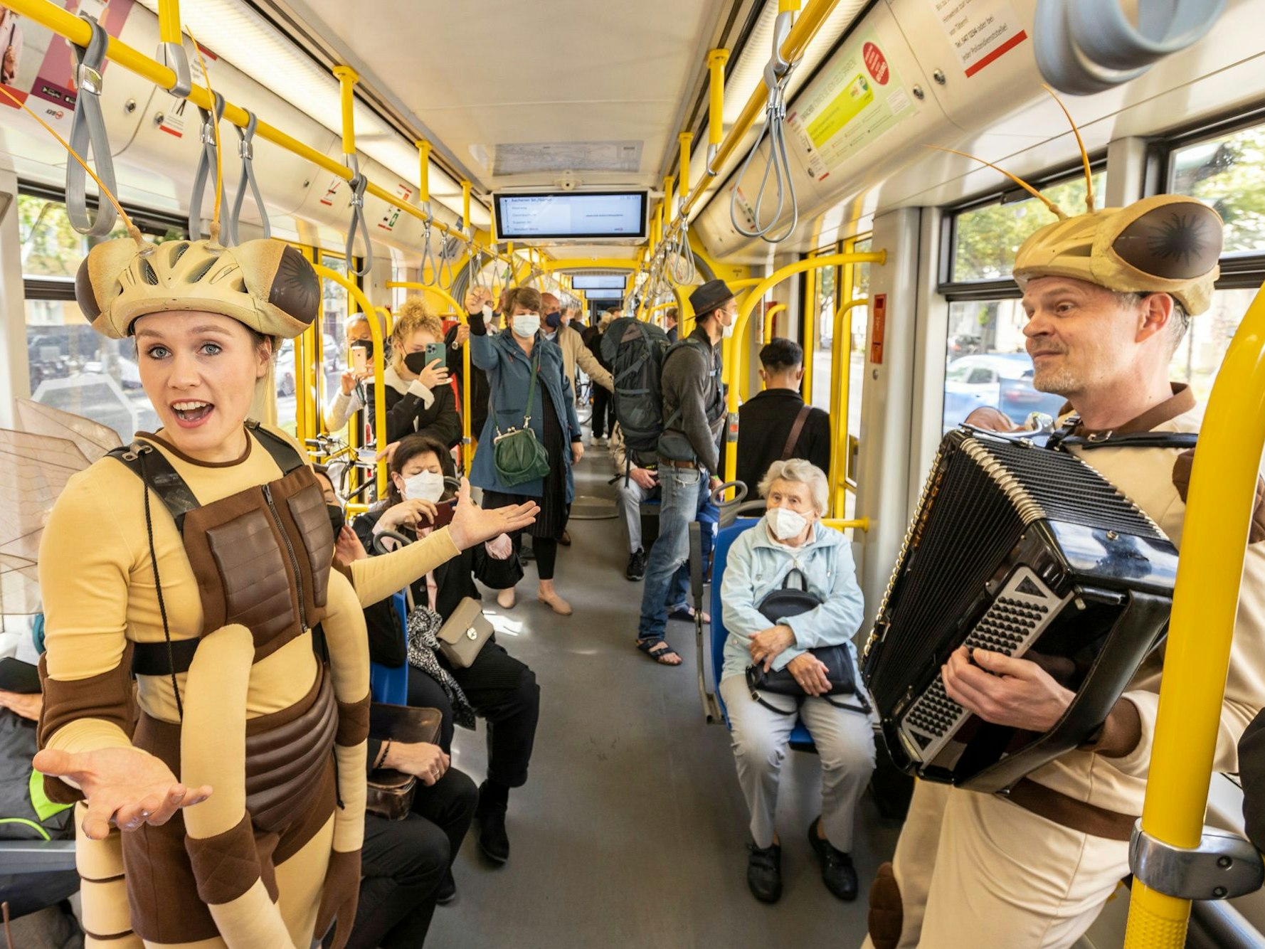 Zwei Mitglieder der Kinderoper unterhielten am Sonntag Fahrgäste der KVB.