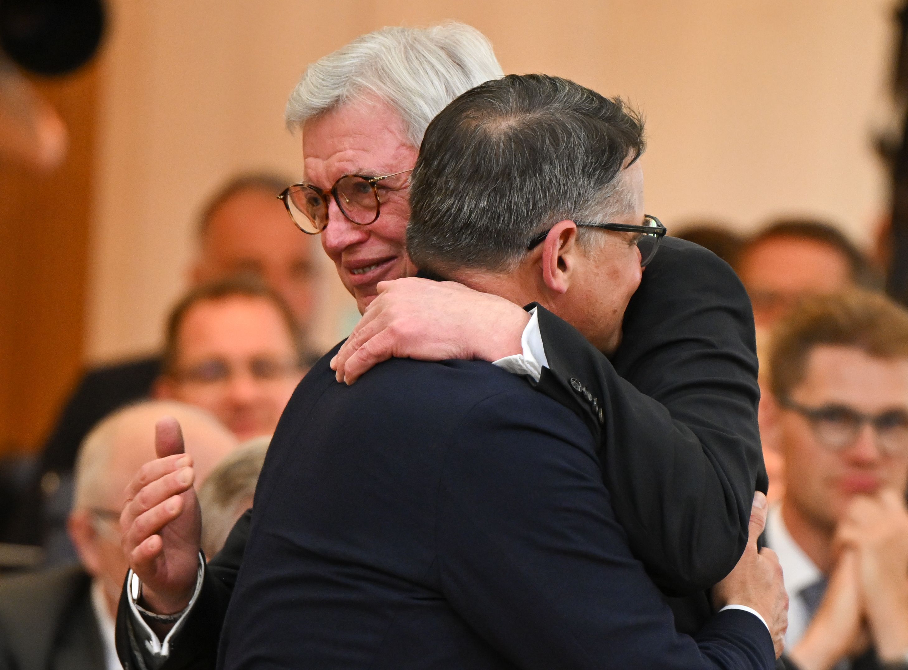 Boris Rhein (CDU, r.), bisheriger Landtagspräsident, umarmt Volker Bouffier (CDU), bisheriger Ministerpräsident des Landes Hessen.