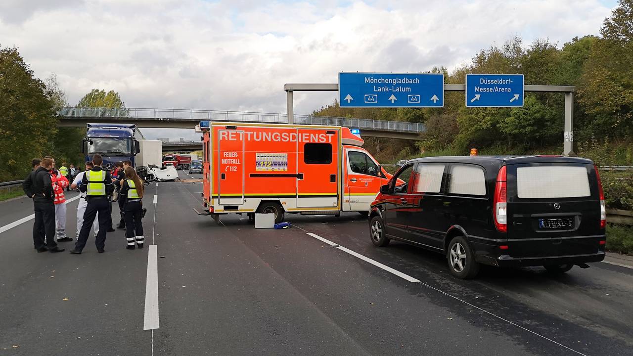 Für den Ehemann der Frau kam jede Hilfe zu spät. Hier ein Archivfoto von einem früheren Unfall auf der A44.