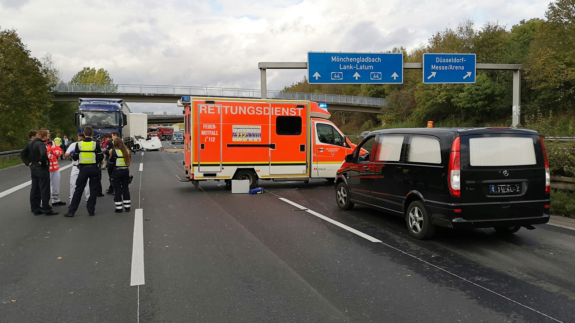 Für den Ehemann der Frau kam jede Hilfe zu spät. Hier ein Archivfoto von einem früheren Unfall auf der A44.