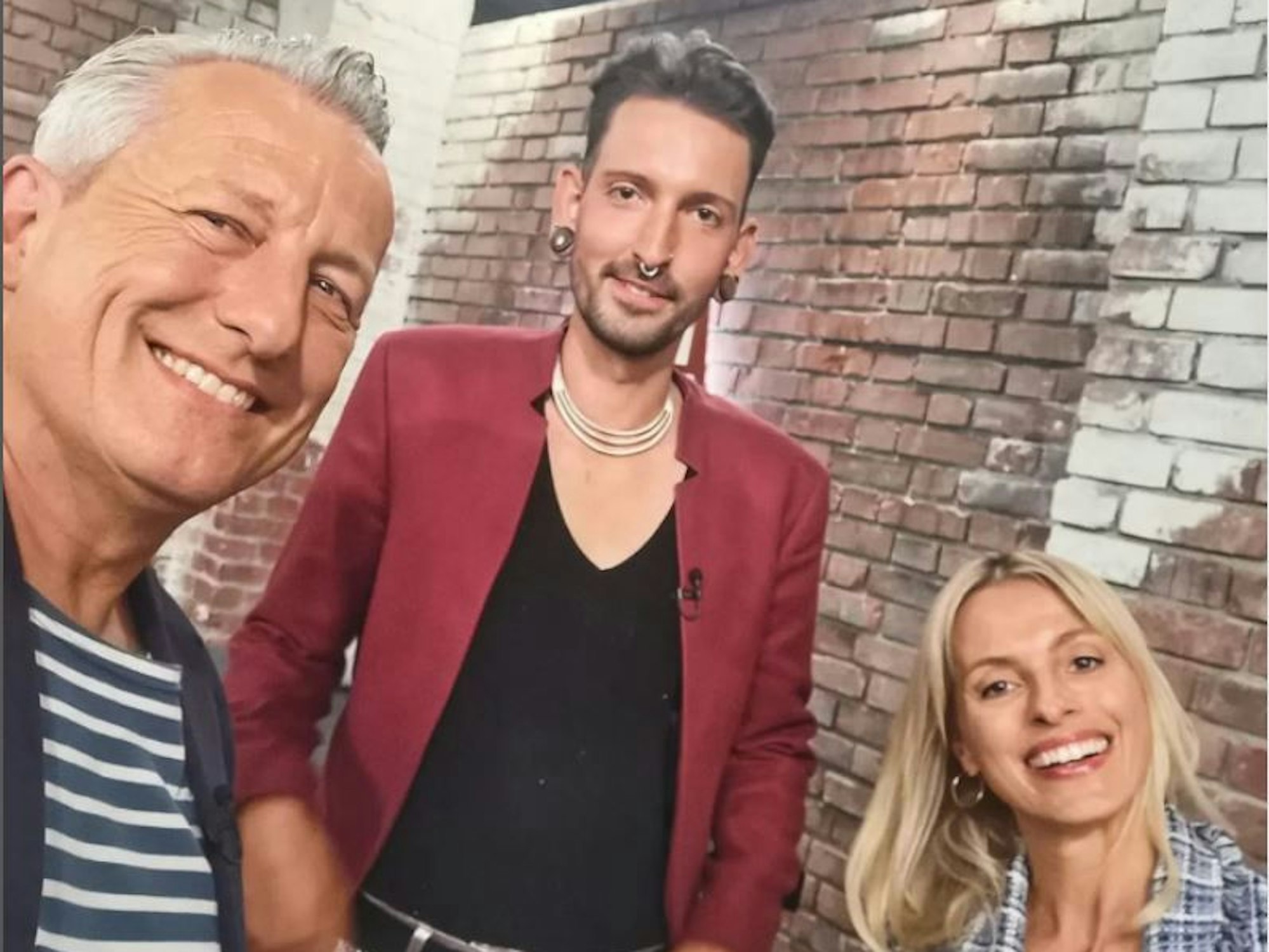 Das Selfie zeigt die "Bares für Rares"-Händler Elke Velten-Tönnies, Fabian Kahl und Markus Wildhagen. Fabian Kahl hat es am 25. Mai 2022 auf Instagram veröffentlicht. Screenshot am 31. Mai erstellt zum Zwecke der Berichterstattung. Quelle: Instagram / fabian.kahl_official.