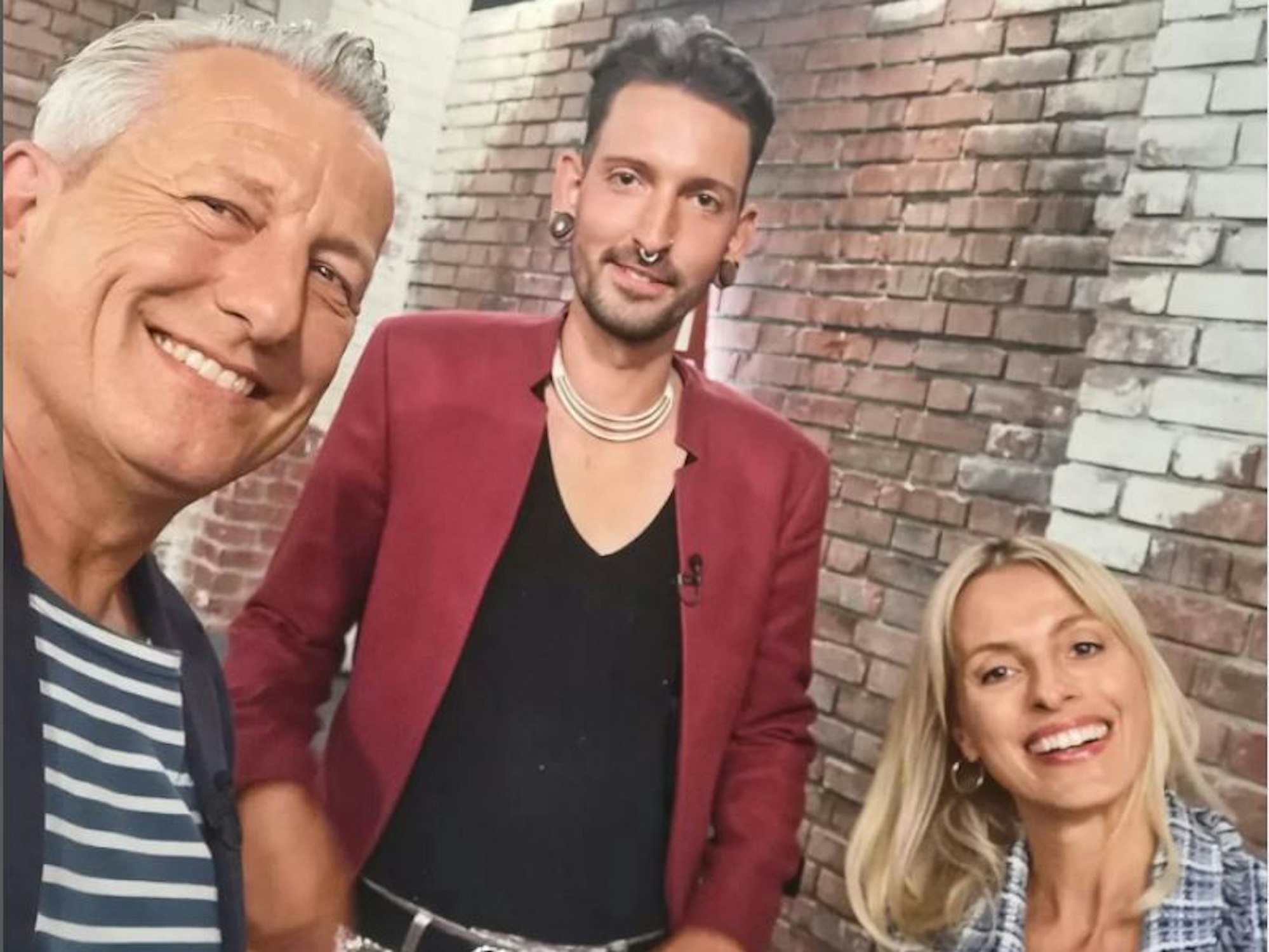 Das Selfie zeigt die "Bares für Rares"-Händler Elke Velten-Tönnies, Fabian Kahl und Markus Wildhagen. Fabian Kahl hat es am 25. Mai 2022 auf Instagram veröffentlicht. Screenshot am 31. Mai erstellt zum Zwecke der Berichterstattung. Quelle: Instagram / fabian.kahl_official.