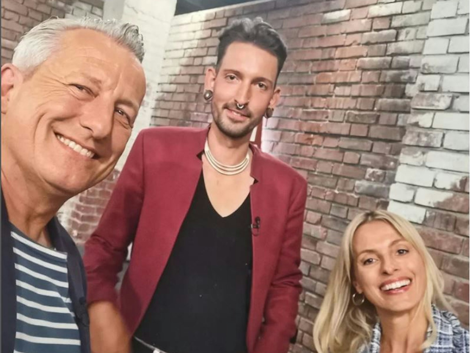 Das Selfie zeigt die "Bares für Rares"-Händler Elke Velten-Tönnies, Fabian Kahl und Markus Wildhagen. Fabian Kahl hat es am 25. Mai 2022 auf Instagram veröffentlicht. Screenshot am 31. Mai erstellt zum Zwecke der Berichterstattung. Quelle: Instagram / fabian.kahl_official.