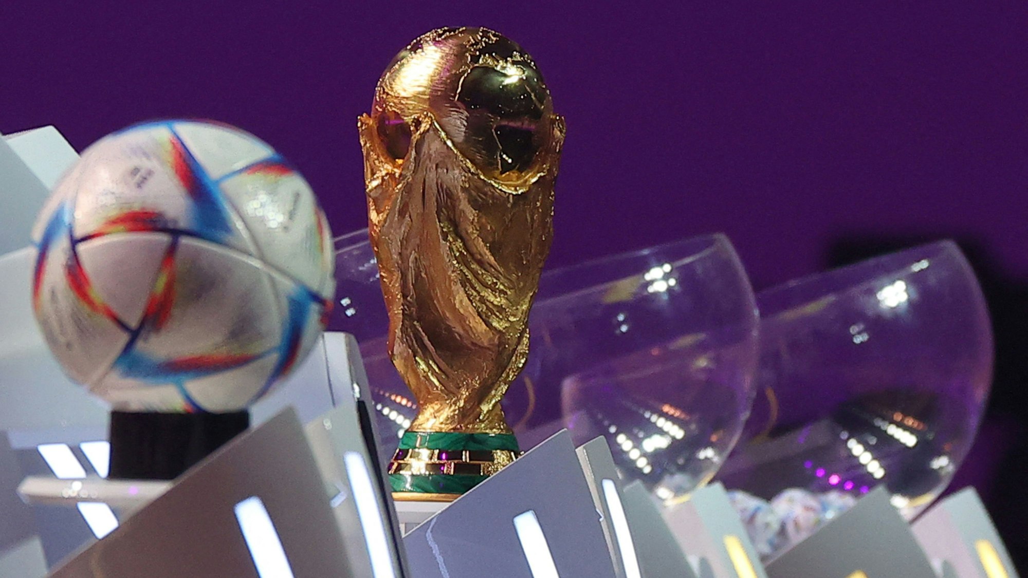 Der WM-Pokal mit dem Spielball Al-Rihla bei der Auslosung für die WM 2022 in Katar am 1. April 2022.