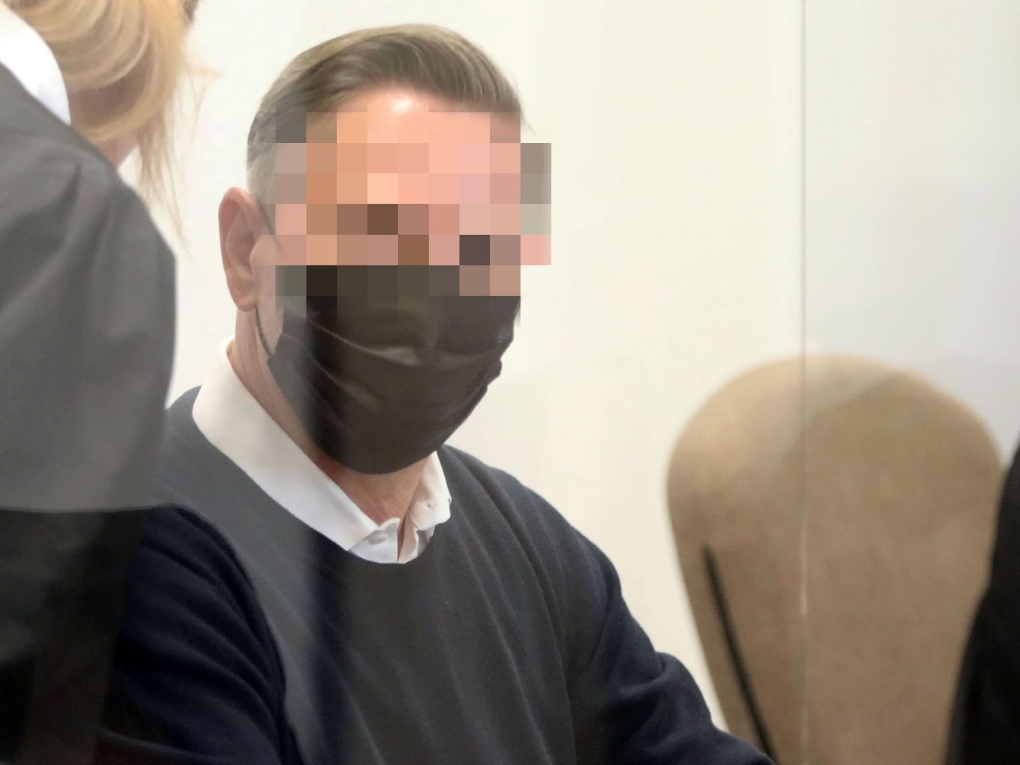 Ein Mann sitzt auf der Anklagebank, seine Anwältin spricht mit ihm.