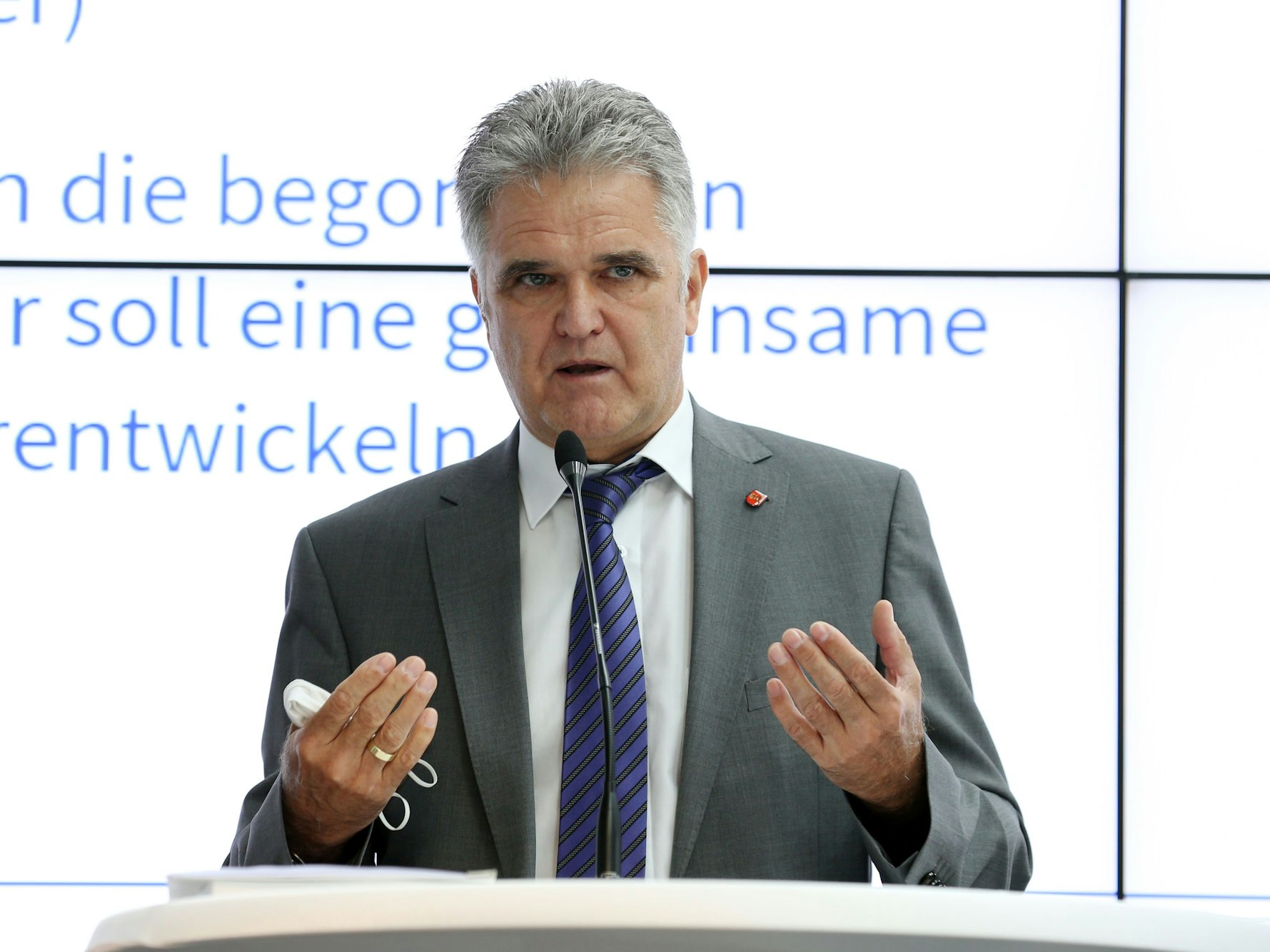 Erwin Esser spricht in ein Mikrofon.