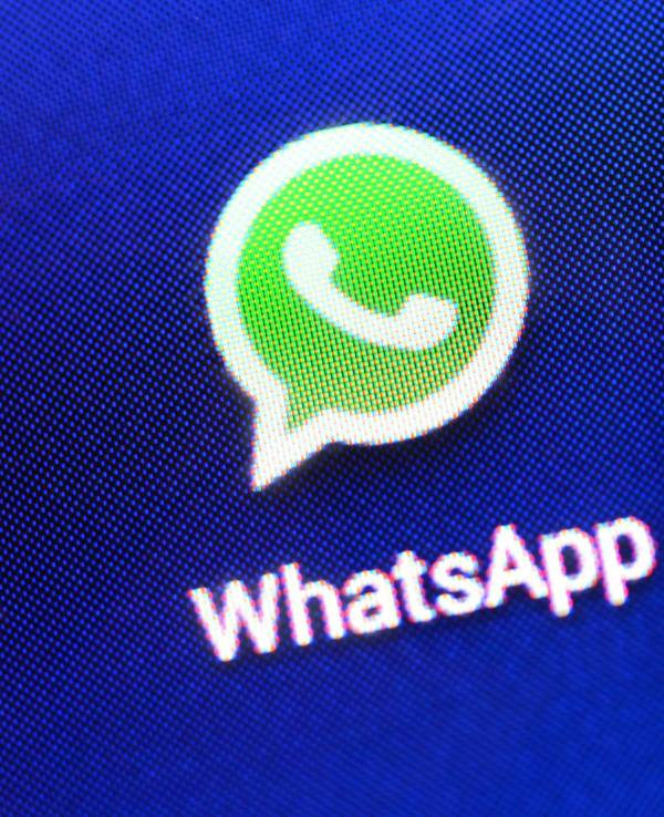 Auf einem Smartphone ist am 09.04.2013 das Logo vom Messaging-Dienst WhatsApp zu sehen.