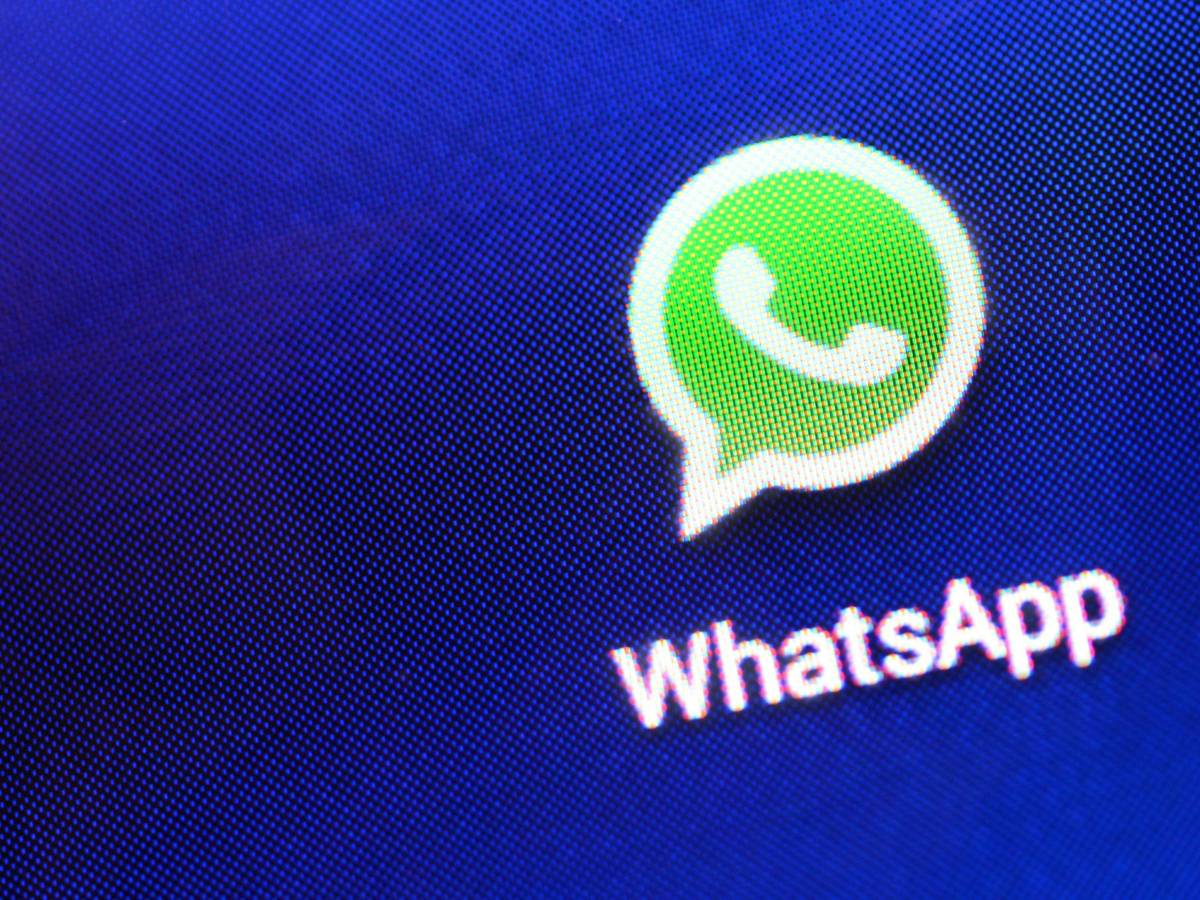 Auf einem Smartphone ist am 09.04.2013 das Logo vom Messaging-Dienst WhatsApp zu sehen.