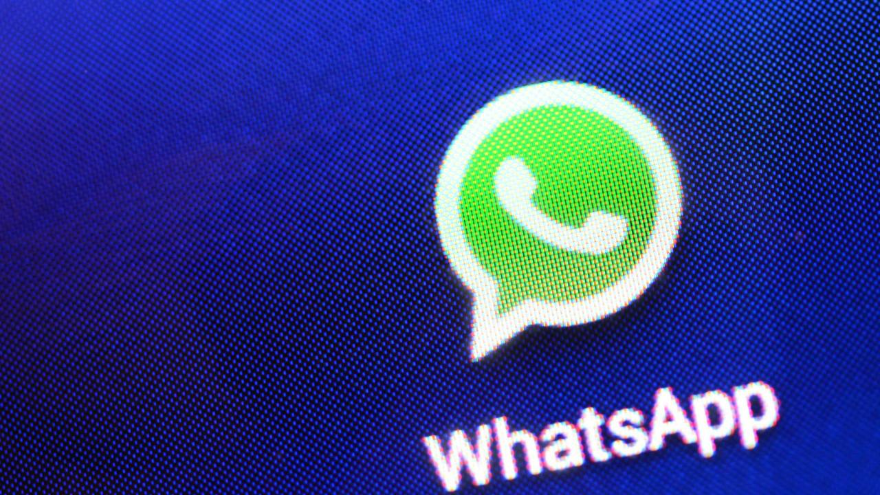 Auf einem Smartphone ist am 09.04.2013 das Logo vom Messaging-Dienst WhatsApp zu sehen.