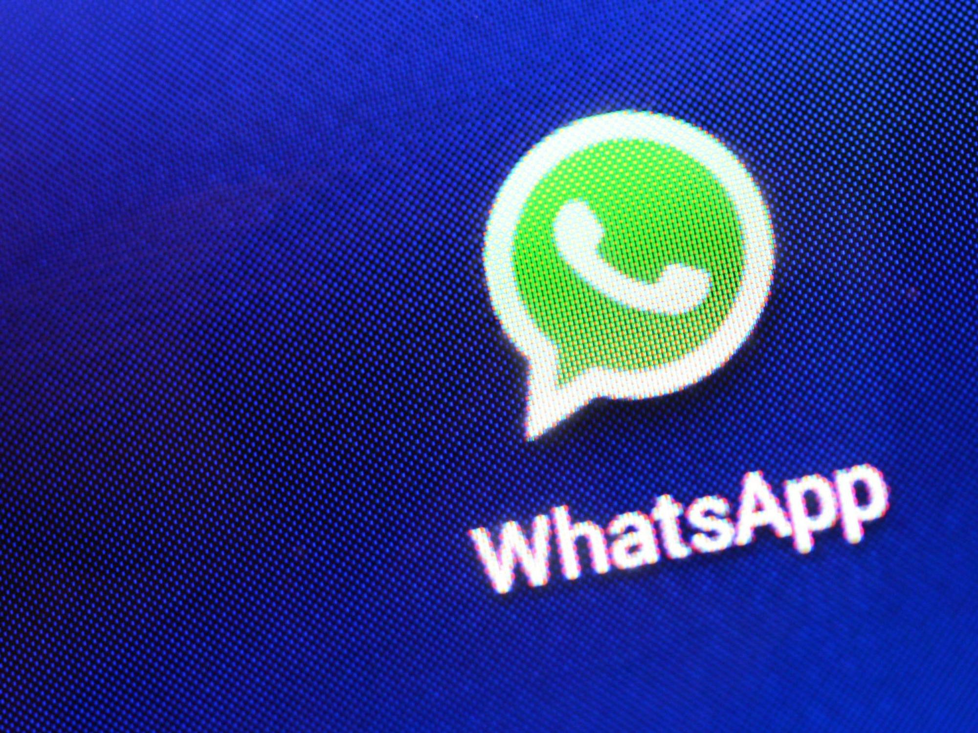 Auf einem Smartphone ist am 09.04.2013 das Logo vom Messaging-Dienst WhatsApp zu sehen.