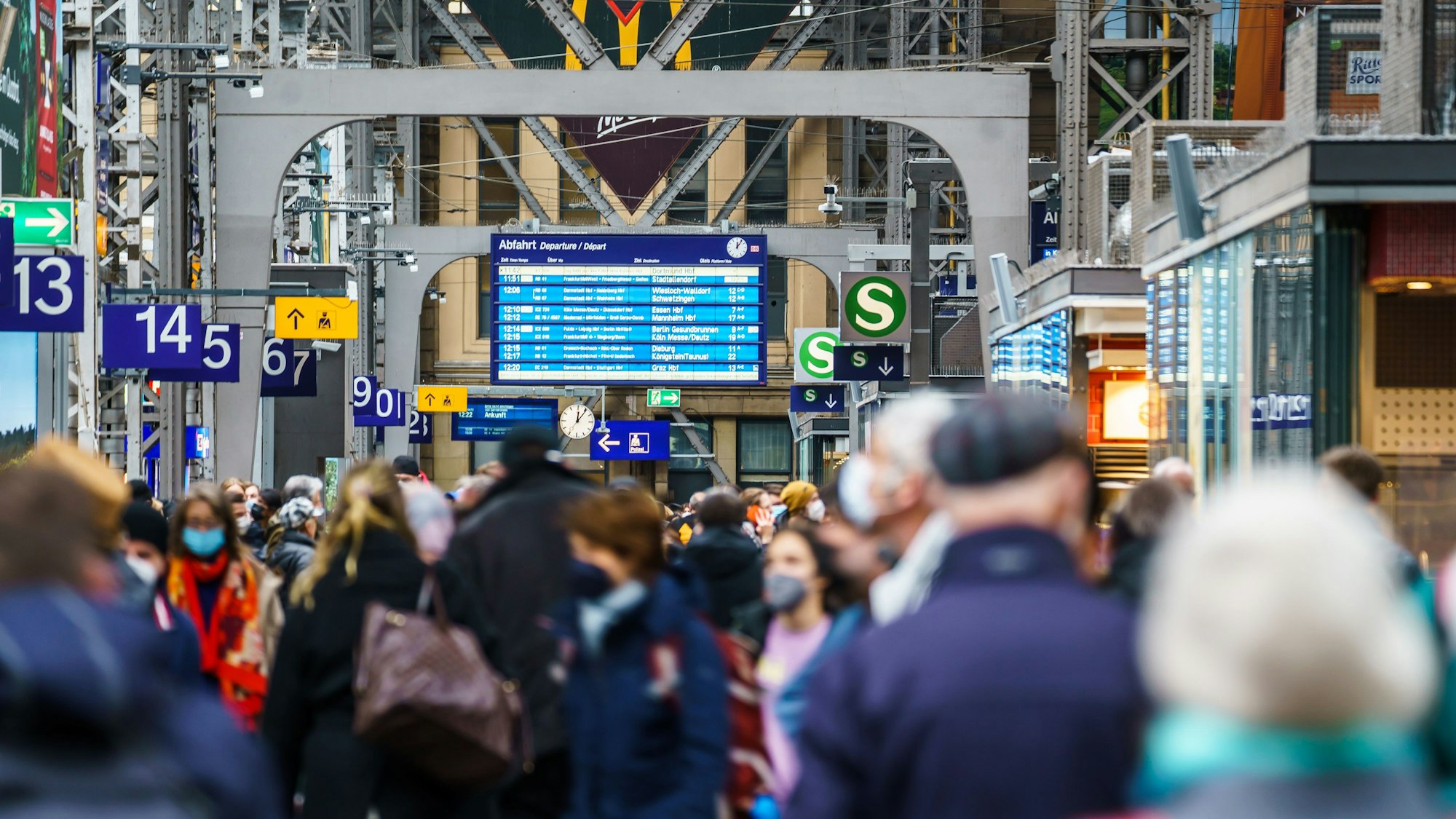 Reisende gehen durch den Hauptbahnhof von Frankfurt: Wer ab Mittwoch das 9-Euro-Ticket nutzt, muss vielerorts mit vollen Bussen und Bahnen rechnen.