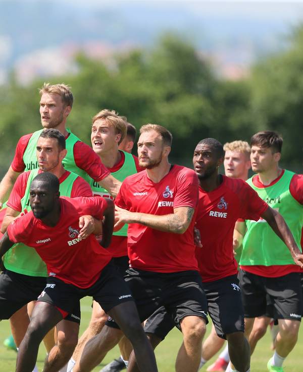 Die Spieler des 1. FC Köln schauen auf eine Hereingabe.