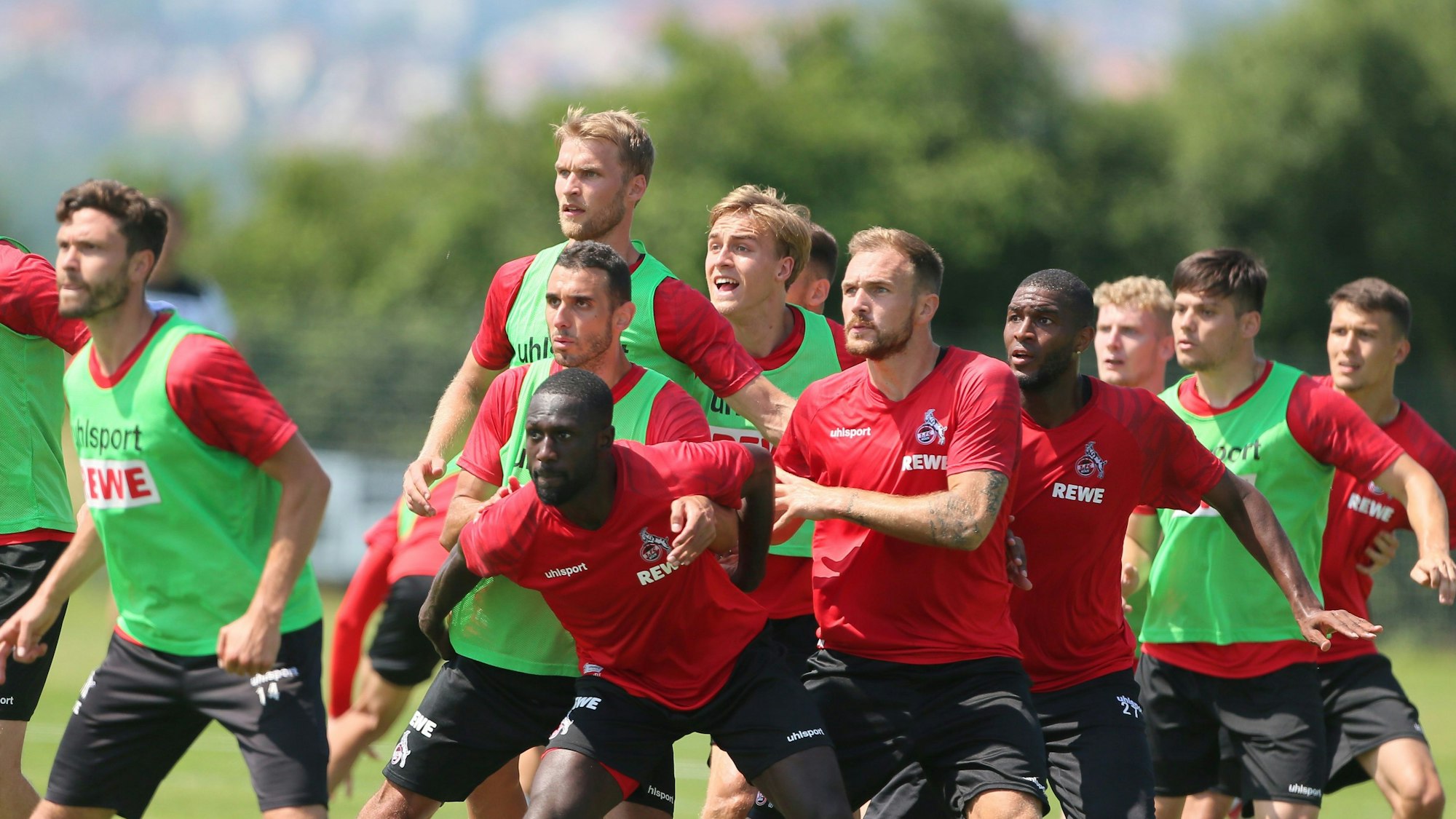 Die Spieler des 1. FC Köln schauen auf eine Hereingabe.