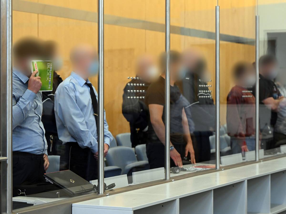 Die Angeklagten warten im Gerichtsaal auf den Beginn der Verhandlung.