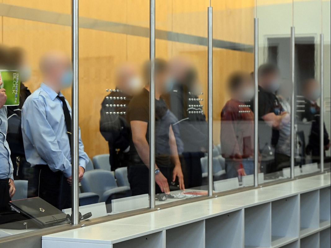 Die Angeklagten warten im Gerichtsaal auf den Beginn der Verhandlung.