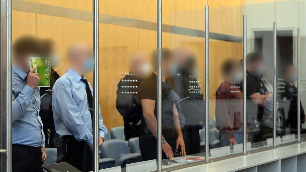 Die Angeklagten warten im Gerichtsaal auf den Beginn der Verhandlung.