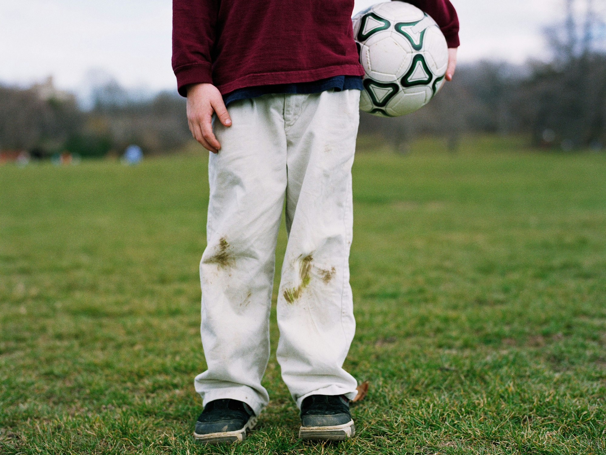 Grasflecken entfernen: kein Problem, mit den richtigen Hausmitteln.