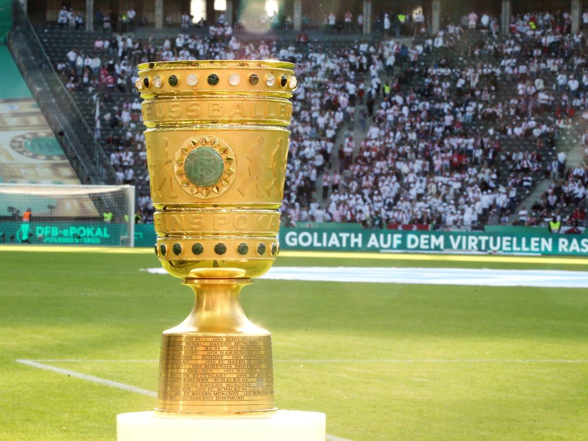 Der DFB-Pokal geht 2022/2023 in seine 80. Auflage. Hier steht der begehrte Pokal vor dem Finale der Saison 2021/2022 am 21. Mai 2022 im Berliner Olympiastadion.