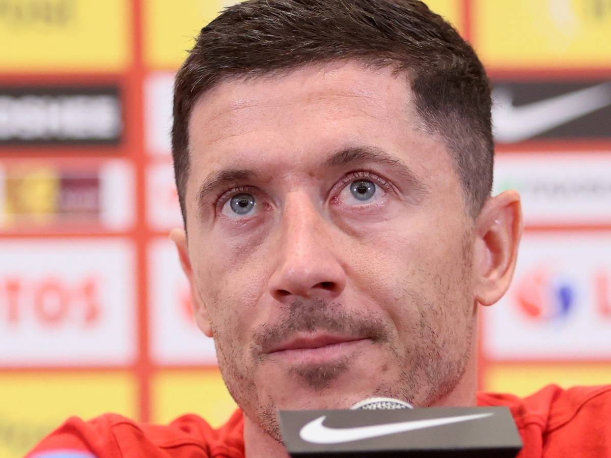 Robert Lewandowski nimmt an einer Pressekonferenz teil.