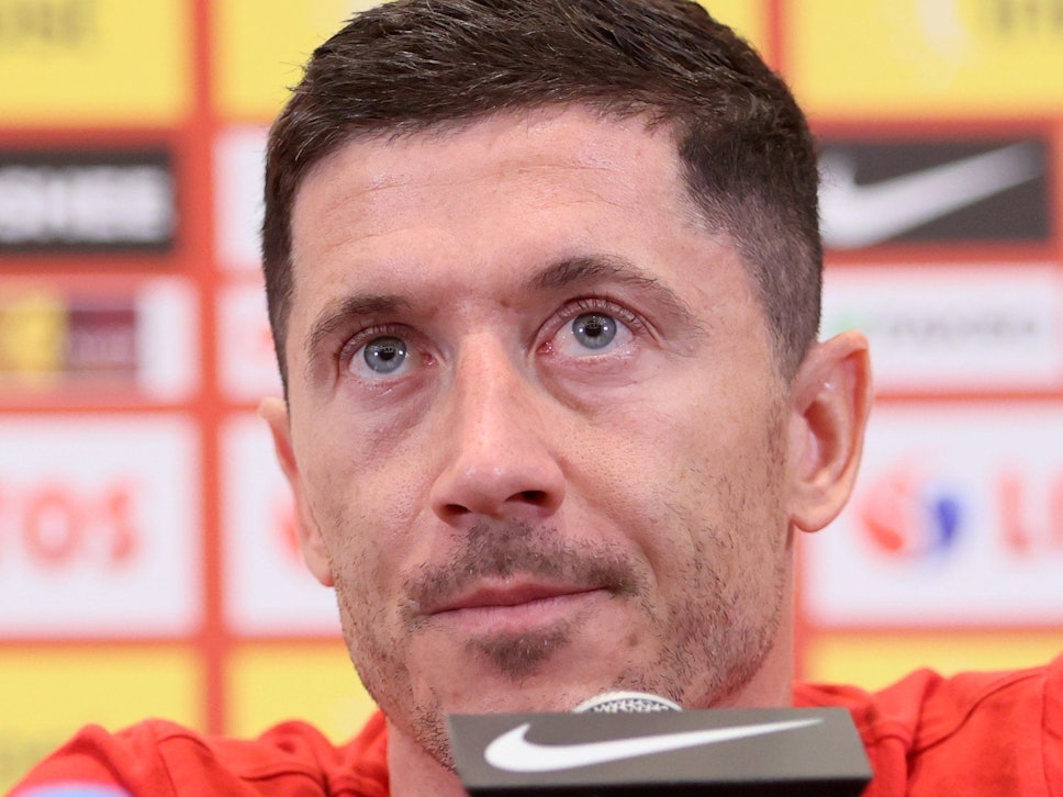 Robert Lewandowski nimmt an einer Pressekonferenz teil.