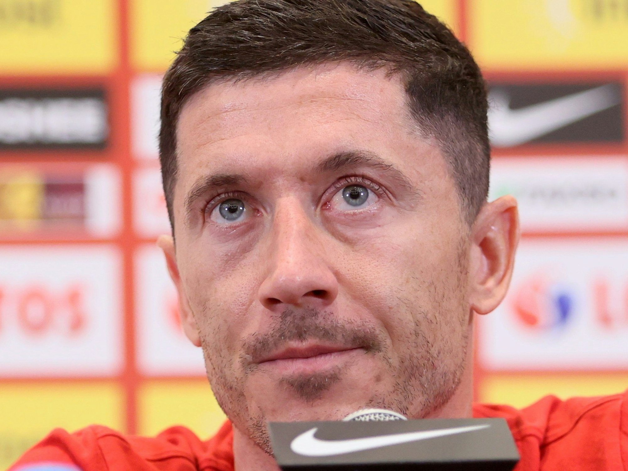 Robert Lewandowski nimmt an einer Pressekonferenz teil.