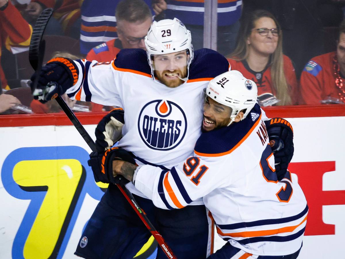 Leon Draisaitl (links) von den Edmonton Oilers, jubelt mit Teamkollege Evander Kane nach seinem Tor.