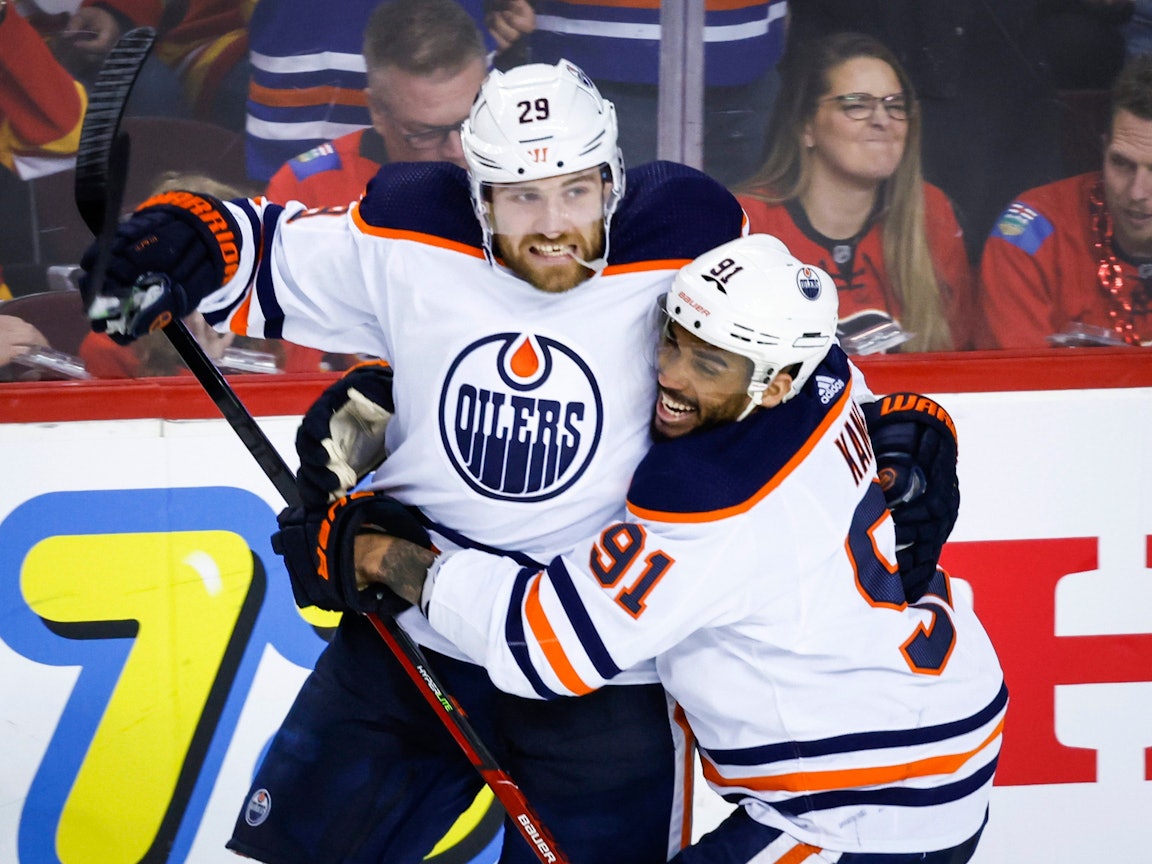 Leon Draisaitl (links) von den Edmonton Oilers, jubelt mit Teamkollege Evander Kane nach seinem Tor.