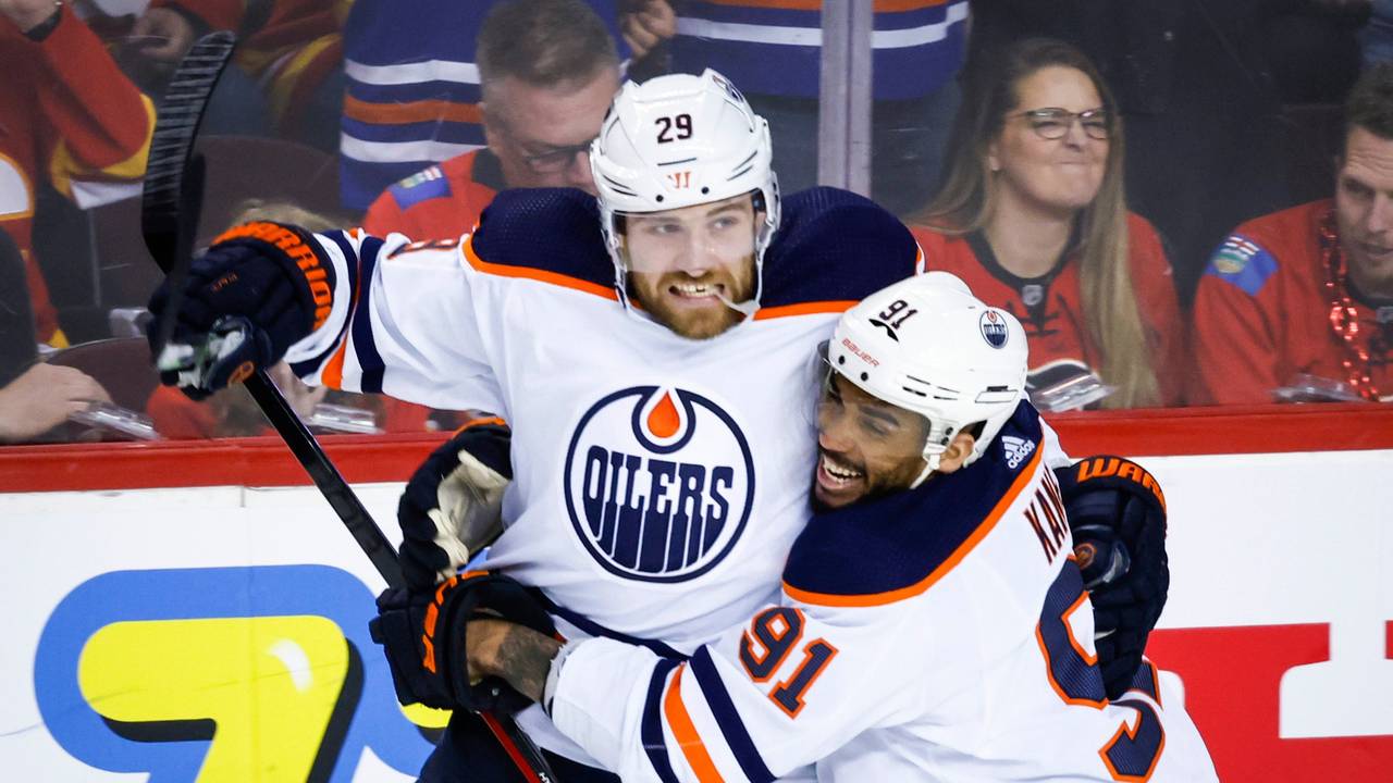 Leon Draisaitl (links) von den Edmonton Oilers, jubelt mit Teamkollege Evander Kane nach seinem Tor.