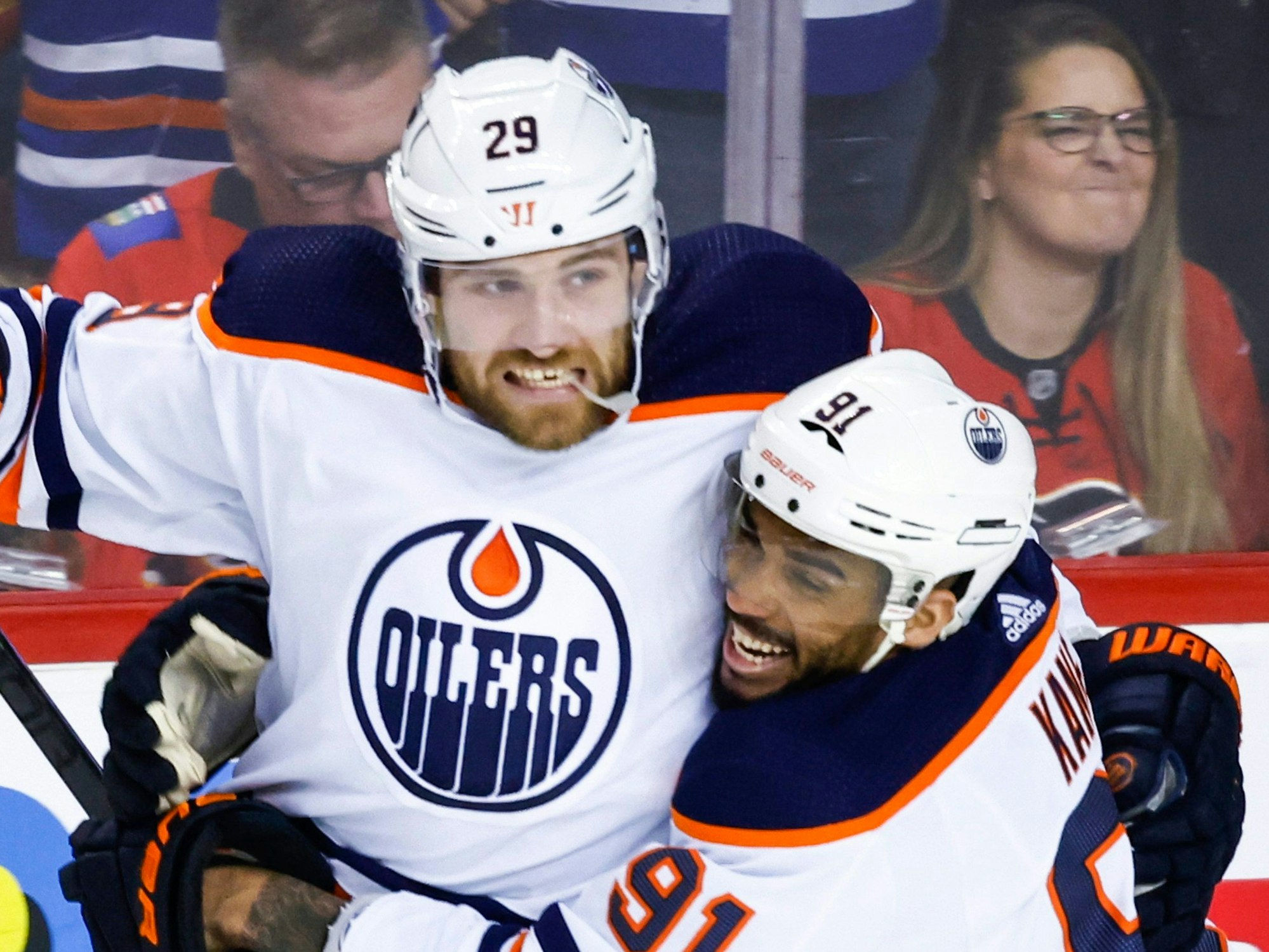 Leon Draisaitl (links) von den Edmonton Oilers, jubelt mit Teamkollege Evander Kane nach seinem Tor.