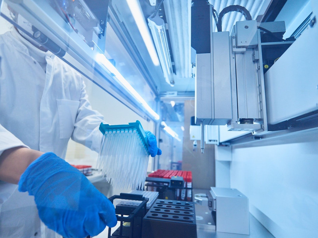 Der Vorsitzende des Weltärztebundes fordert Maßnahmen. Hier ein Labor, in dem Corona-Proben untersucht werden.