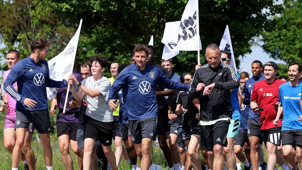 Die Nationalspieler laufen mit Adidas-Mitarbeitenden im DFB-Camp.