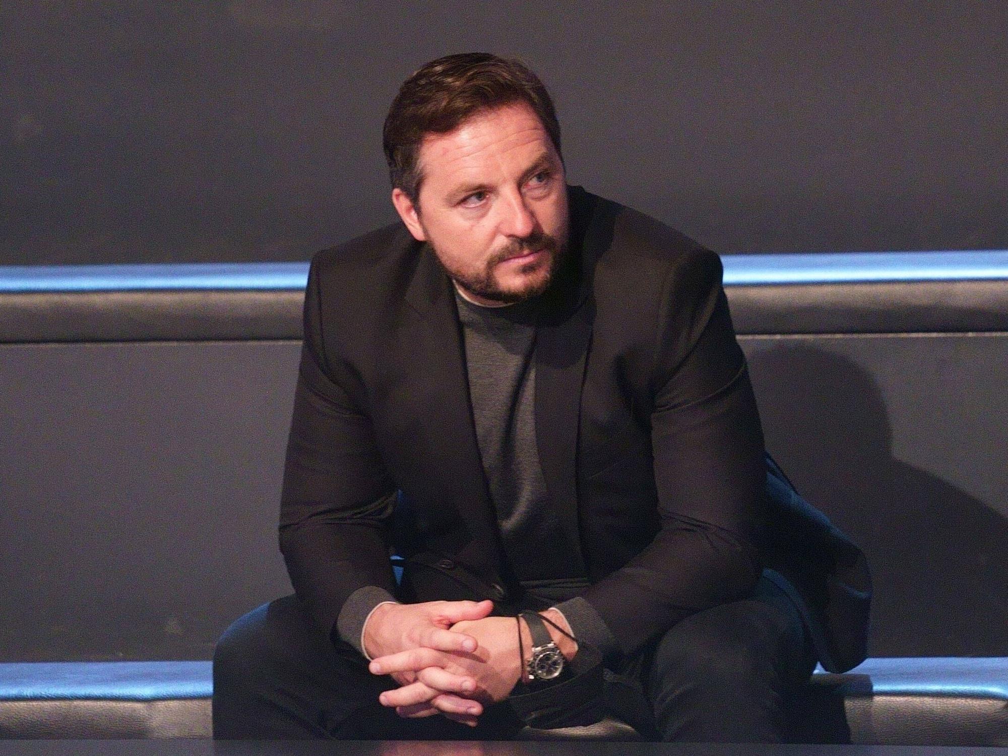 Spielerberater Dirk Hebel sitzt im TV-Studio.