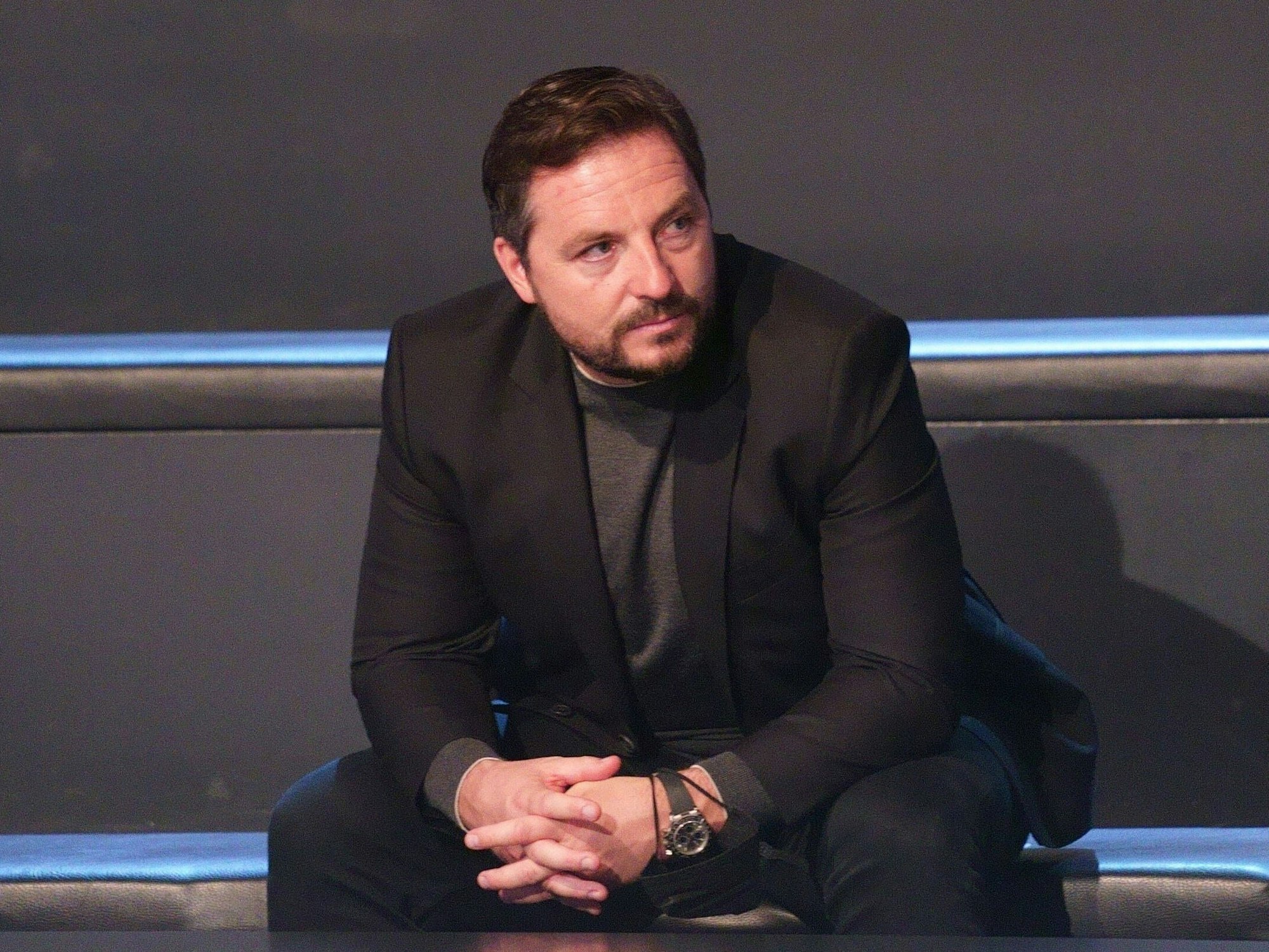 Spielerberater Dirk Hebel sitzt im TV-Studio.