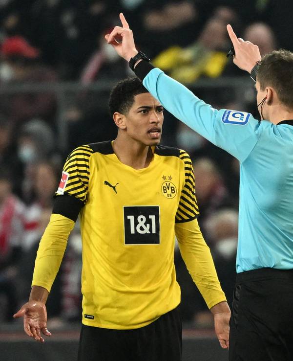 Jude Bellinham beschwert sich im Spiel von Borussia Dortmund beim 1. FC Köln beim Schiedsrichter Daniel Siebert.